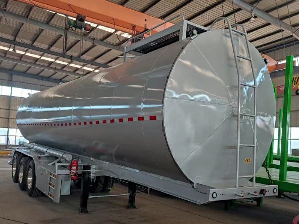 散裝水泥自卸罐車(chē)